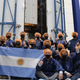 El satélite SAOCOM-1B en la cofia del lanzador Falcon 9 junto al equipo de CONAE